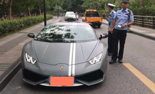 兰博基尼违章停车(兰博基尼路边实拍)-图1 兰博基尼违章停车(兰博基尼路边实拍)-图1