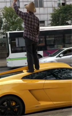 兰博基尼打开车顶(兰博基尼抬头)-图3 兰博基尼打开车顶(兰博基尼抬头)-图3