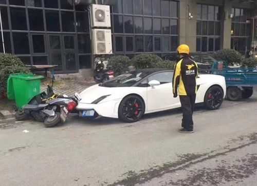 外卖小哥刮兰博基尼(外卖小哥刮兰博基尼视频)-图1 外卖小哥刮兰博基尼(外卖小哥刮兰博基尼视频)-图1