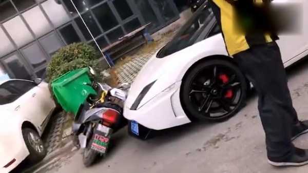外卖小哥刮兰博基尼(外卖小哥刮兰博基尼视频)-图2 外卖小哥刮兰博基尼(外卖小哥刮兰博基尼视频)-图2