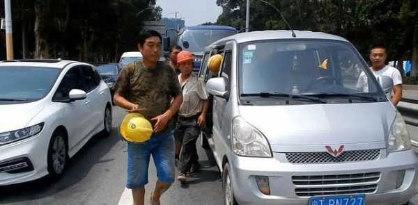 五菱宏光最高纪录坐多少人?五菱宏光超载50人视频-图2 五菱宏光最高纪录坐多少人?五菱宏光超载50人视频-图2