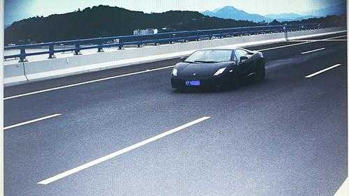 中国兰博基尼飙车视频(兰博基尼高速公路飙车)-图1 中国兰博基尼飙车视频(兰博基尼高速公路飙车)-图1