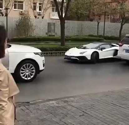兰博基尼遇见路虎(路上偶遇兰博基尼说说)-图1 兰博基尼遇见路虎(路上偶遇兰博基尼说说)-图1
