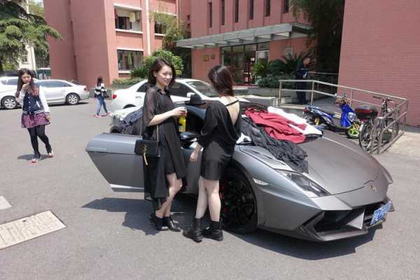 带着墨镜开着兰博基尼(带着墨镜开着兰博基尼的女生)-图3 带着墨镜开着兰博基尼(带着墨镜开着兰博基尼的女生)-图3