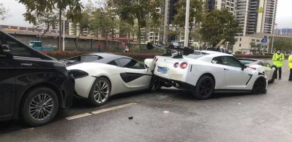 迈凯伦追尾兰博基尼(迈凯伦p1vs兰博基尼)-图1 迈凯伦追尾兰博基尼(迈凯伦p1vs兰博基尼)-图1