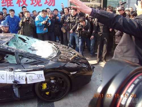 北京小伙怒砸兰博基尼(北京男子怒砸兰博基尼)-图3 北京小伙怒砸兰博基尼(北京男子怒砸兰博基尼)-图3