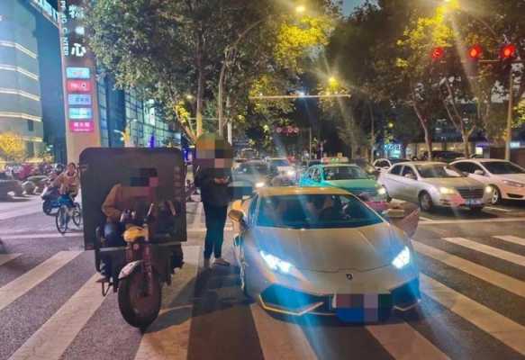 南京兰博基尼被拦截(南京兰博基尼撞环卫车)-图2 南京兰博基尼被拦截(南京兰博基尼撞环卫车)-图2