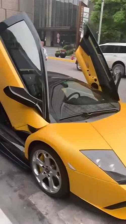 短裙兰博基尼下车(兰博基尼的视频)-图3 短裙兰博基尼下车(兰博基尼的视频)-图3