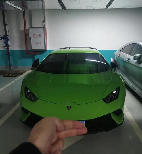 兰博基尼拍照留脚印(兰博基尼拍照留脚印图片)-图2 兰博基尼拍照留脚印(兰博基尼拍照留脚印图片)-图2