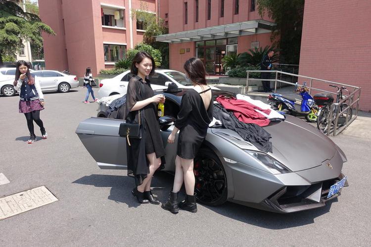 兰博基尼美女销售（兰博基尼白衣女销售）