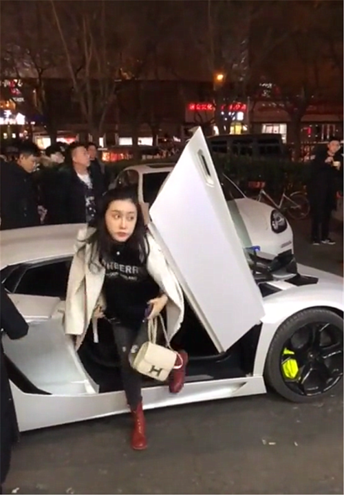 女子开兰博基尼搭讪（开兰博基尼接女朋友）