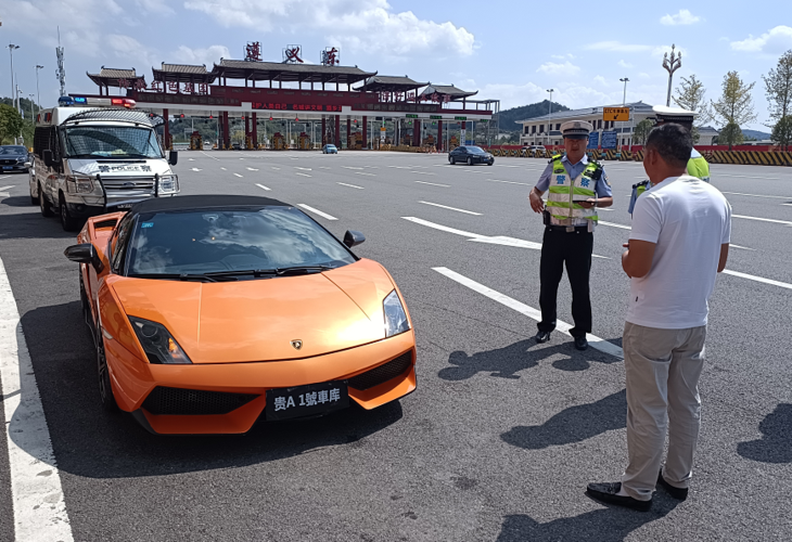 交警来了兰博基尼（交警查兰博基尼）