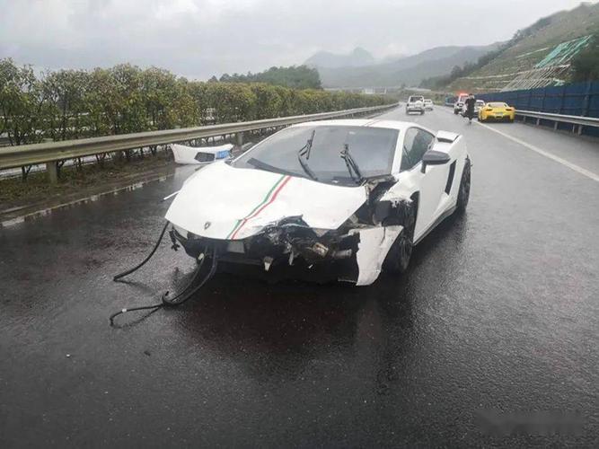 兰博基尼高速飙车翻车(兰博基尼超速车祸)-图1 兰博基尼高速飙车翻车(兰博基尼超速车祸)-图1