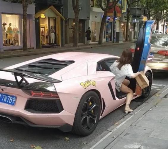 美女坐在白色兰博基尼(女的卡在兰博基尼的尾翼)-图2 美女坐在白色兰博基尼(女的卡在兰博基尼的尾翼)-图2