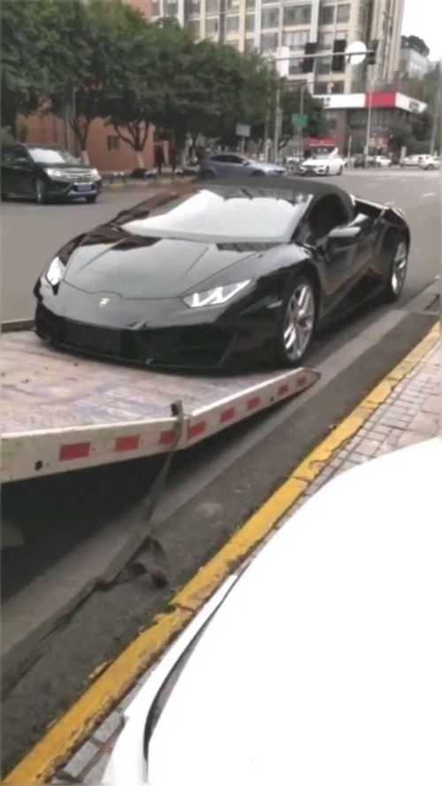 兰博基尼被拖车(兰博基尼拖车钩放在哪里)-图3 兰博基尼被拖车(兰博基尼拖车钩放在哪里)-图3