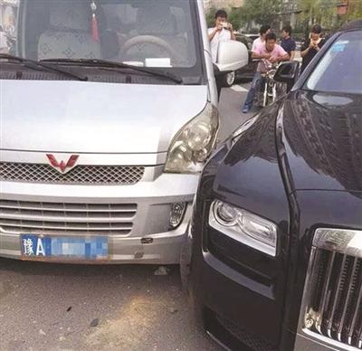 面包车撞兰博基尼义乌(7月5号面包车撞劳斯莱斯怎么处理的)-图1 面包车撞兰博基尼义乌(7月5号面包车撞劳斯莱斯怎么处理的)-图1