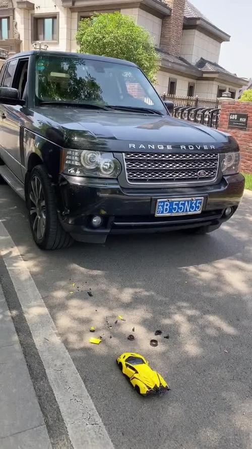 兰博基尼撞路虎(兰博基尼毒药撞路虎揽胜)-图3 兰博基尼撞路虎(兰博基尼毒药撞路虎揽胜)-图3