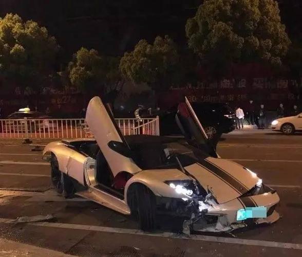 乌鲁木齐兰博基尼视频大全（乌鲁木齐兰博基尼撞路虎）