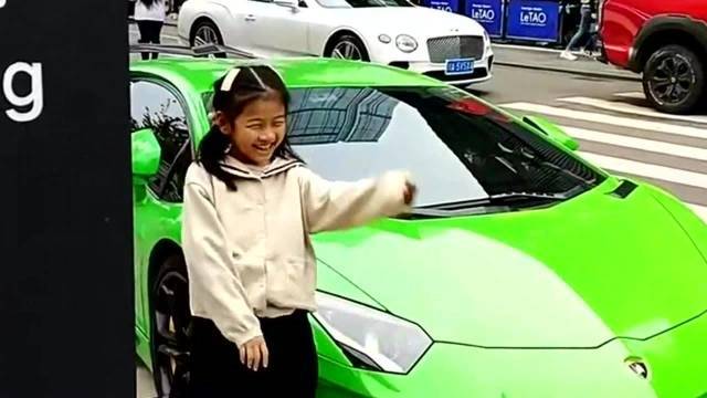 小孩靠兰博基尼拍照（小孩兰博基尼油田）