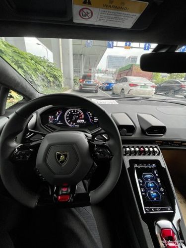 兰博基尼在外面图片（兰博基尼车里照片）